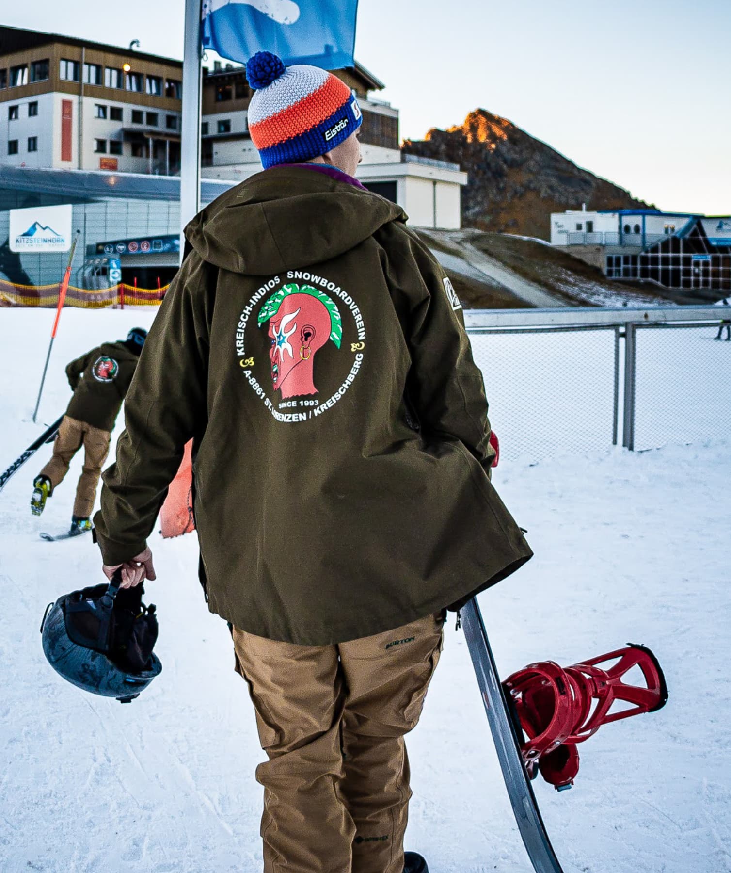 Snowboarder mit Kreischindios Logo auf der Jacke